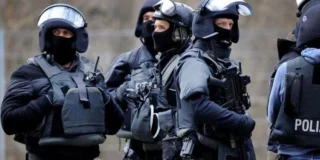Belgia zawiesza układ z Schengen. Na zdjęciu grupa uzbrojonych policjantów