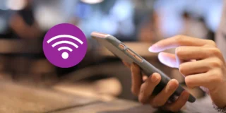 Zmiana na wszystkich smartfonach od 28 czerwca 2025 roku. Na zdjęciu kobieca dłoń naciskająca przycsiki na smartfonie