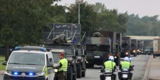 Konwoje czołgów i pojazdów wojskowych na drogach w Niemczech. Na zdjęciu konwój pojazdów wojskowych eskortowany przez niemiecką policję