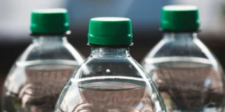 Trwa pilne wycofanie słynnej wody mineralnej z supermarketów. Na zdjęciu butelki wody mineralnej