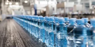 Woda butelkowana bez mikroplastiku
